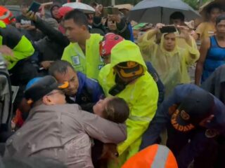 Detik-detik Kapolres Purwakarta Evakuasi Korban Tabrakan Beruntun Tol Cipularang