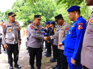 Kapolri Tinjau Posko Pengungsi Erupsi Gunung Lewotobi di NTT