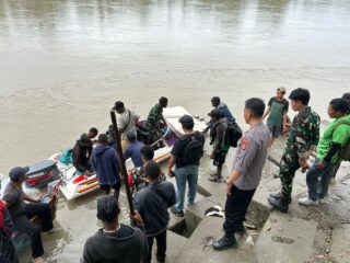 Potret Polisi Kawal Distribusi Logistik Pilkada Ke Distrik-distrik di Kabupaten Yahukimo