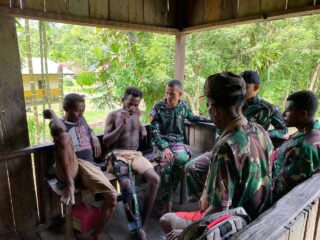 Jaling Keakraban Satgas Yonif 512/QY Gelar Anjangsana ke Rumah Warga