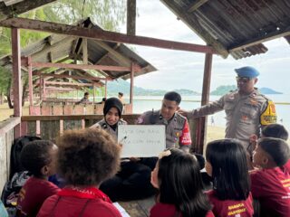 Belajar Ditemani Suasana Pantai, Operasi Rasaka Cartenz Hadirkan Metode Belajar yang Menyenangkan untuk Anak-anak