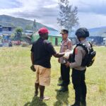 Polres Tolikara Salurkan Bantuan Sembako Kepada Warga Yang Berduka Di Desa Kogimagi