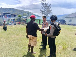 Polres Tolikara Salurkan Bantuan Sembako Kepada Warga Yang Berduka Di Desa Kogimagi