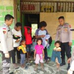 Peduli Warga Perbatasan, Polsek Waris Polda Papua Bagikan Pakaian Layak Pakai dan Kuatkan Sinergi Keamanan