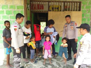 Peduli Warga Perbatasan, Polsek Waris Polda Papua Bagikan Pakaian Layak Pakai dan Kuatkan Sinergi Keamanan