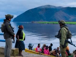 Satgas Ops Damai Cartenz lakukan patroli dialogis di Pelabuhan Aikai