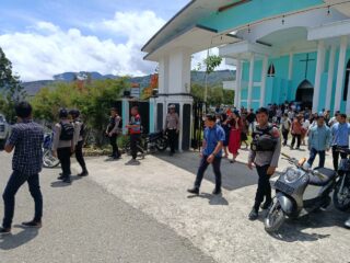 Wujudkan Kamtibmas Kondusif, Polres Tolikara Rutin Gelar Patroli Jalan Kaki di Sekitar Rumah Ibadah