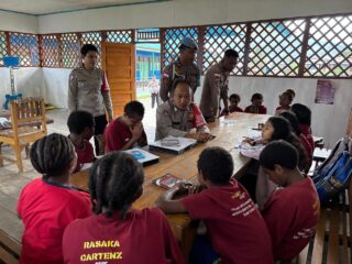 Program si-ipar operasi rasaka cartenz 2025 polres pegunungan bintang hadir mengajar berhitung cepat kepada anak-anak didik di kota oksibil kab. pegunungan bintang