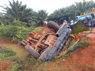 Polsek Muting Sigap Tangani Kecelakaan Tunggal Truk CPO, Satu Korban Meninggal dan Dua Luka-Luka