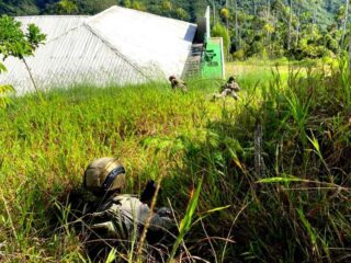Satgas Ops Damai Cartenz Pukul Mundur KKB Usai KKB Bakar Bangunan Puskesmas di Kiwirok Yang Sudah Tidak Beroperasi