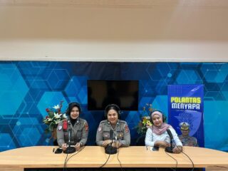 Melalui Program “Polantas Menyapa”, Ditlantas Polda Papua Sapa Masyarakat dan Sampaikan Imbauan Kamseltibcarlantas