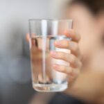 Minum saat Berdiri Bisa Bikin Beban Ginjal Lebih Berat, Apakah Benar?