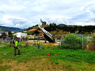 Pesawat Smart Air Tergelincir Saat Mendarat di Bandara Tiom