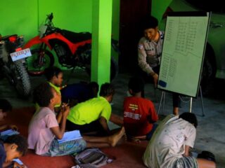 Satgas Si-Ipar Rasaka Cartenz Polres Yalimo Ajar Anak-Anak Membaca dan Menulis di Pedalaman Papua Pegunungan