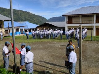 Kasat Binmas Polres Tolikara Tanamkan Disiplin di SMA YPPGI Karubaga