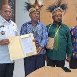 Gubernur Papua Terima Aspirasi Forum Adat Tabi-Saireri Soal Pembakaran Mahkota Cenderawasih