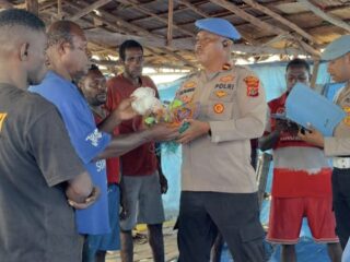 Dukung Ketahanan Pangan Nasional, Polres Asmat Serahkan Bantuan Jaring Ikan kepada Kelompok Nelayan