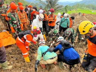 "Prajurit TNI AU Lanjutkan Pencarian Korban Longsor di Banjarnegara"