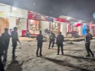 Regu II Siaga Polres Tolikara Laksanakan Patroli Jalan Kaki Ciptakan Situasi Kamtibmas Kondusif