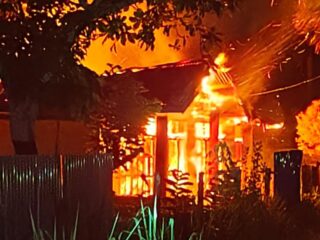 Kebakaran yang melahap satu unit rumah di jalan Gemaripah dalam penanganan Polres Merauke
