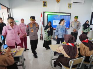 Kapolri Singgung Wujudkan Generasi Emas Usai Tinjau SMP Kemala Bhayangkari Karanganyar