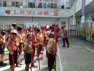 Peduli Dunia Pendidikan, Bhabinkamtibmas Kelurahan Waena Sambangi Siswa SD Papua Kasih