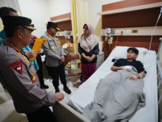 Kapolri Listyo Sigit Kunjungi Korban Ledakan SMAN 72 di RSI Cempaka Putih