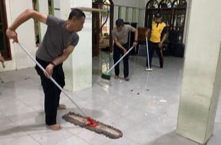 Pasca Olah TKP, Polres Metro Jakarta Utara Bersihkan Masjid SMAN 72 Kelapa Gading untuk Pulihkan Kondisi dan Hilangkan Traumatis Warga Sekolah