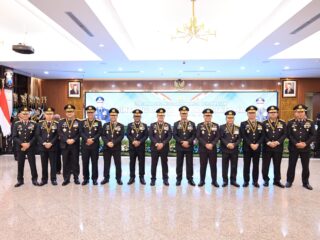 Kapolda Papua Terima Tanda Kehormatan Bintang Bhayangkara Pratama