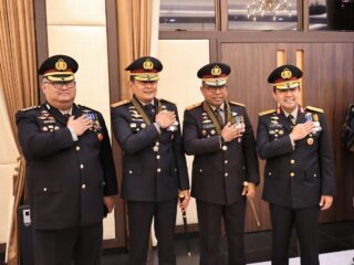 Kapolda Papua Barat Terima Penghargaan Bintang Bhayangkara Pratama