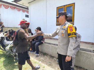 Polres Tolikara Laksanakan Sambang dan Berikan Himbauan Kamtibmas di Kota Karubaga