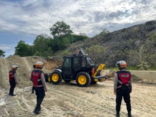 Longsor Sempat Tutup Jalan Ring Road Hamadi, Polisi Sigap Bantu Bersihkan Material Longsor