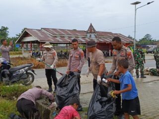 Menjelang 1 Desember, Personel Gabungan Gelar Karya Bhakti di Pasar Sentral Mararena