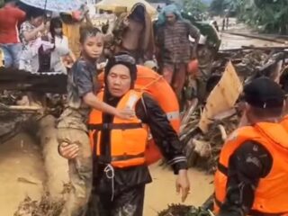 Koramil 01/BT Bantu Evakuasi Warga Terdampak Banjir di Batangtoru Tapanuli Selatan
