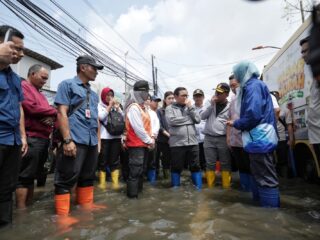 Tinjau Pengungsian Banjir di Rawa Buaya, Gubernur Pramono Serahkan Bantuan dan Tambah Pompa Air
