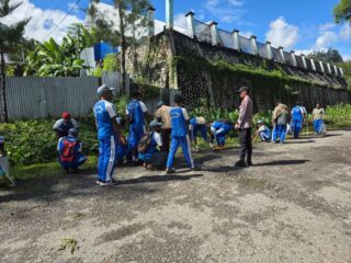 Sat Binmas Polres Tolikara dan Pelajar SMA YPPGI Gelar Kerja Bakti Dukung Gerakan Indonesia ASRI