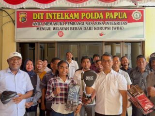 Perhatian Polda Papua, Atlet Sasana Ambroben Boxing Terima Bantuan Perlengkapan Latihan