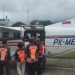 Dari Pedalaman Koroway ke Sentani, Polri Amankan Kedatangan Tenaga Pendidik dan Medis