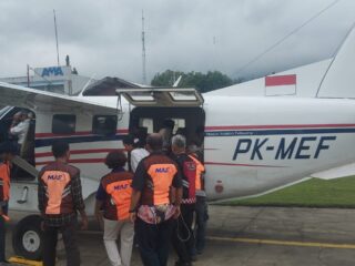 Dari Pedalaman Koroway ke Sentani, Polri Amankan Kedatangan Tenaga Pendidik dan Medis