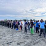 Wujudkan Gerakan Indonesia Asri, Sinergi TNI-Polri dan Pemda Sarmi Gelar Aksi Bersih Pantai Kali Bagre