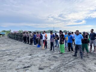 Wujudkan Gerakan Indonesia Asri, Sinergi TNI-Polri dan Pemda Sarmi Gelar Aksi Bersih Pantai Kali Bagre