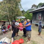 Polres Tolikara dan Dinsos Salurkan Bantuan Sembako bagi Korban Kebakaran di Karubaga