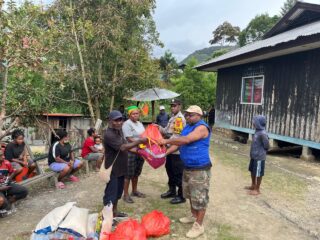 Polres Tolikara dan Dinsos Salurkan Bantuan Sembako bagi Korban Kebakaran di Karubaga