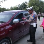 Sentuhan Cinta di Hari ke-14 Ops Cartenz 2025, Sat Lantas Sarmi Bagikan Bunga untuk Pengendara