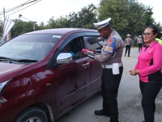 Sentuhan Cinta di Hari ke-14 Ops Cartenz 2025, Sat Lantas Sarmi Bagikan Bunga untuk Pengendara