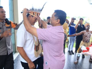 Tiba di Jayapura, Wakapolda Papua yang Baru Kombes Pol. Muhajir, S.I.K., M.H. disambut Jajaran PJU di Bandara Sentani