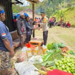 Polri Hadir di Saat Duka, Sat Binmas Polres Tolikara Berikan Dukungan Moral dan Bantuan kepada Warga Berduka