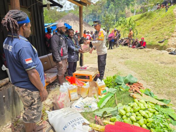 Polri Hadir di Saat Duka, Sat Binmas Polres Tolikara Berikan Dukungan Moral dan Bantuan kepada Warga Berduka
