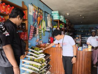 Satgas Saber Polres Mamberamo Tengah Cek Harga Bahan Pokok di Pasar Kobakma