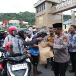 Tebar Berkah Ramadhan, Kapolda Papua dan Dir Reskrimum Turun Langsung Bagikan Takjil kepada Warga Jayapura